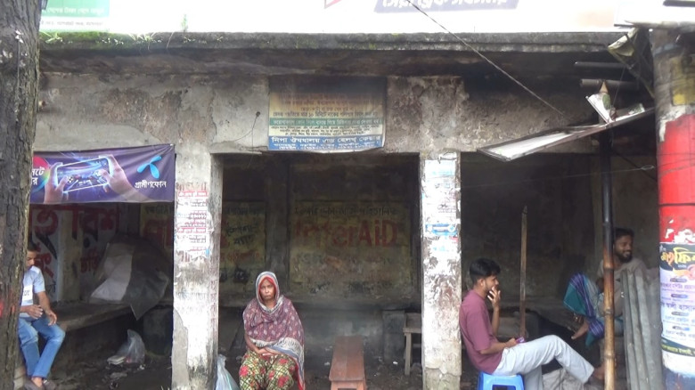 যাত্রী ছাউনি নাকি দোকান? বাগেরহাটে রোদ-বৃষ্টিতে দুর্ভোগে যাত
