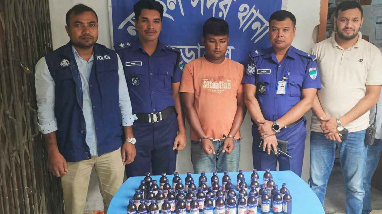 নড়াইল সদর থানা পুলিশের অভিযানে   প্রাইভেটকার ও ৫০ বোতল এস্কা