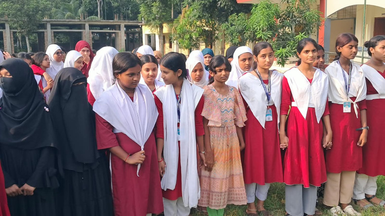 নামাজ পড়লে ১০ নম্বর কাটা নয়, না পড়লে কাটার কথা, প্রধান শিক্ষকের পক্ষে শিক্ষক-শিক্ষার্থীদের বক্তব্য